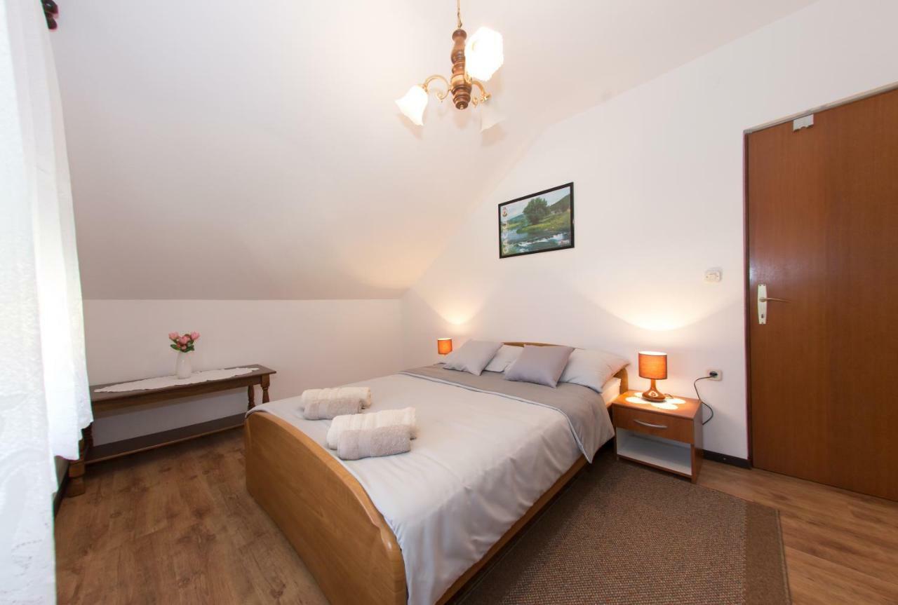 Apartman Dubravcic Lägenhet Otočac Exteriör bild