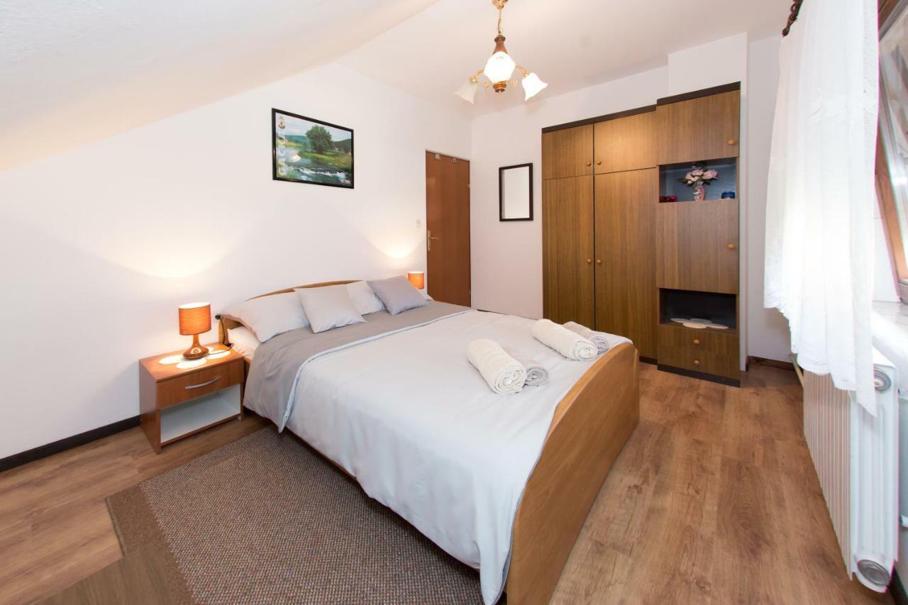 Apartman Dubravcic Lägenhet Otočac Exteriör bild